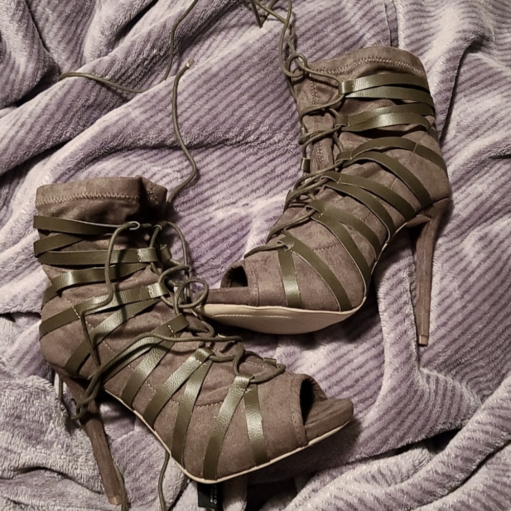 Like new peep-toe bootie